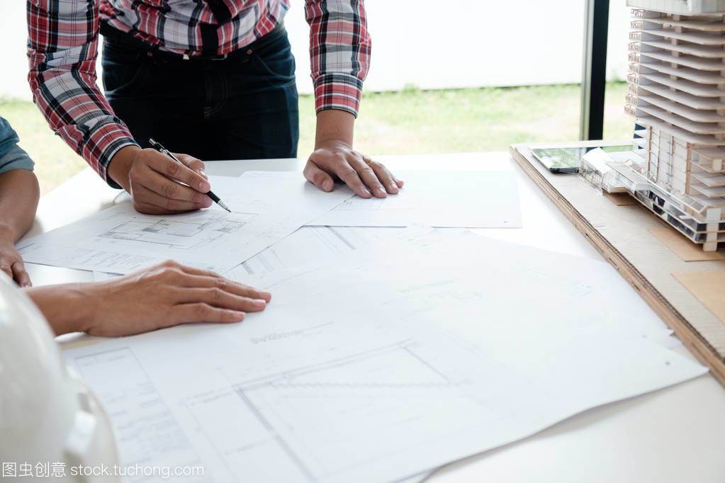 蓝图之上 建筑师与工程师共筑的设计理念与建设工程实践